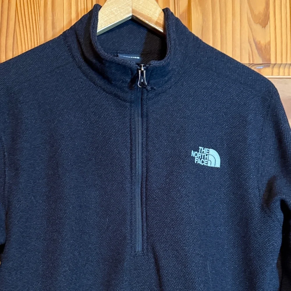 The North Face Men’s textured cap rock quarter-zip pullover in black